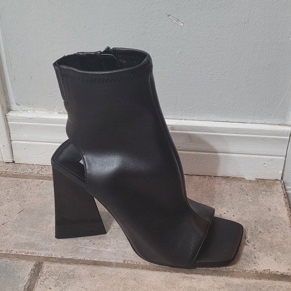 🤑SOLD🤑Steve Madden Safia Cutout Black Bootie - Picture 8 of 16